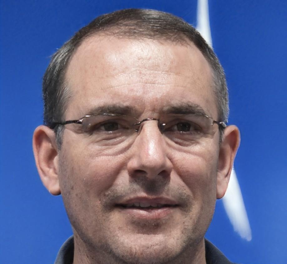 Expert en gestion budgétaire travaillant sur des analyses avancées